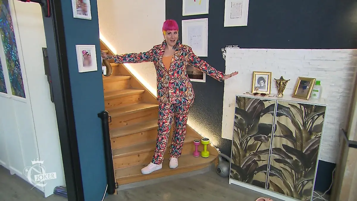 Tätowiererin Jennifer bringt Farbe, Witz und jede Menge Persönlichkeit mit Bunt und direkt