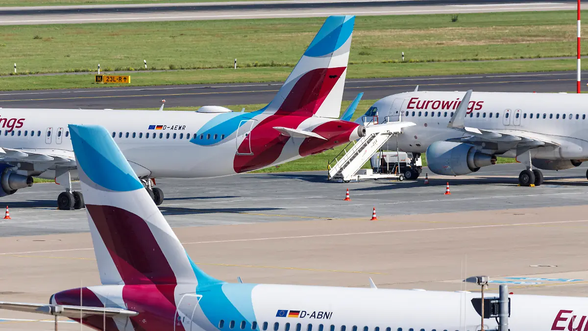 Flughafen Düsseldorf - DUS Airport International, Flugzeuge der Eurowings in Parkposition während des Pilotenstreiks ***