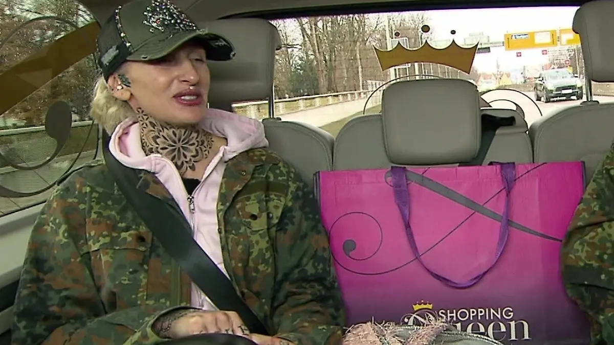 Shopping Queen: Kandidatin Anna sitzt im Auto und lässt sich zum Shoppen chauffieren