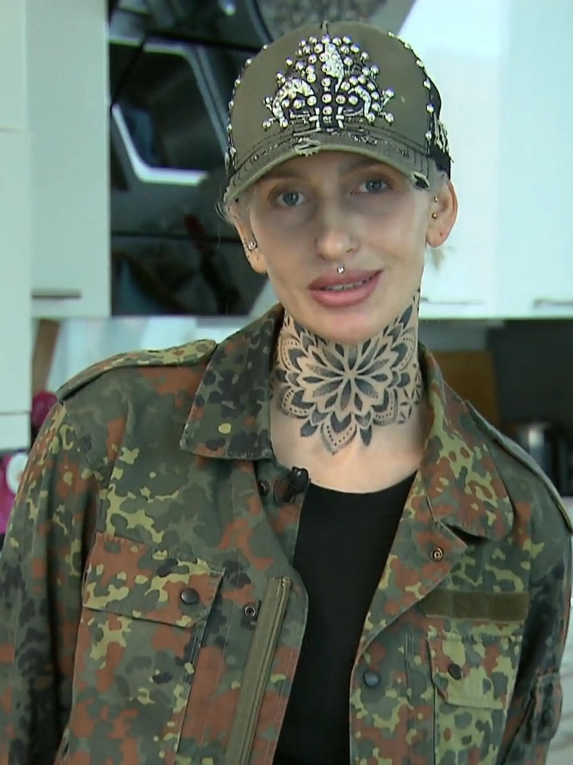 Shopping Queen: Kandidatin Anna hat mit ihrem Halstattoo, Piercings und Military-Style ihren eigenen Look