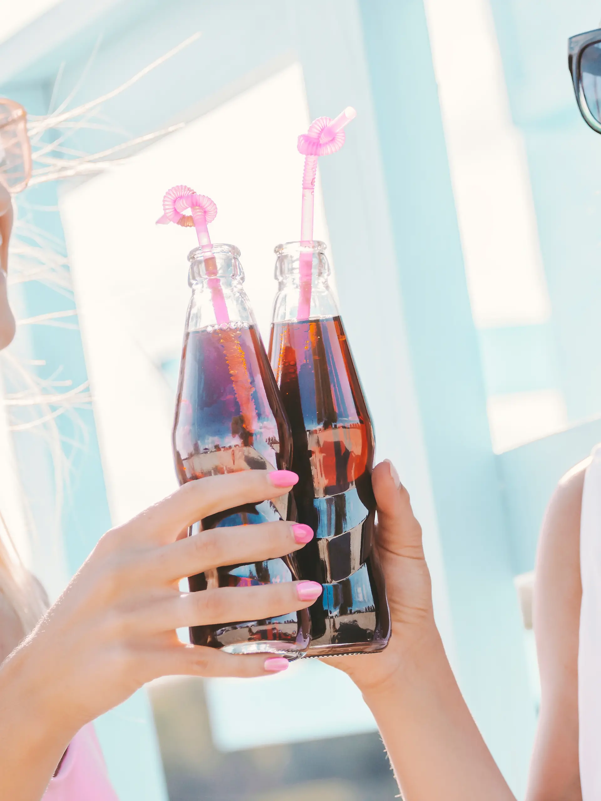Frauen trinken Cola