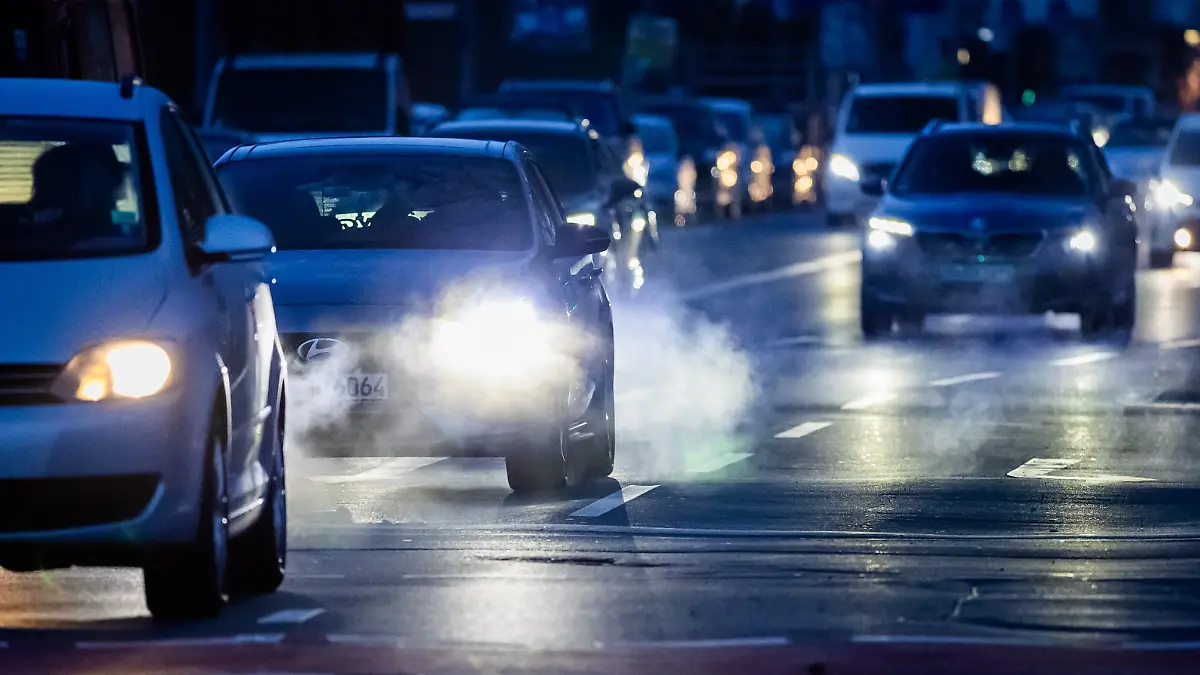 Autos stoßen auf der Martin-Luther-Straße im Berliner Ortsteil Schöneberg Abgase aus. Am heutigen Montag (16.03.2026) tagt eine von den Koalitionsfraktionen im Bundestag eingesetzte Taskforce zu den gestiegenen Energiepreisen.