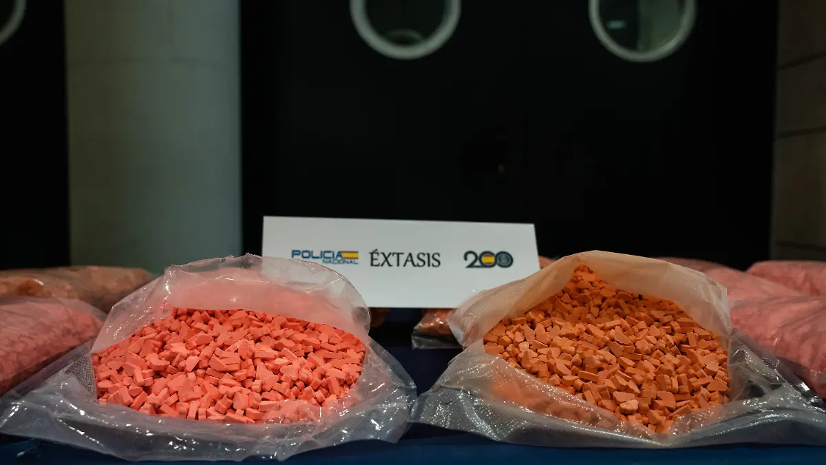 Ecstasy-Pillen, die im Rahmen einer Polizeiaktion gegen den organisierten Drogenhandel von der spanischen Nationalpolizei beschlagnahmt wurden, sind zu sehen. Bei der Polizeiaktion wurden bei elf Durchsuchungen in den Provinzen Barcelona, Burgos, Kantabrien und Madrid 150.000 Ecstasy-Pillen, 135 Kilogramm Speed, 25 Kilogramm Ketamin, vier Kilogramm pinkfarbenes Kokain sowie 900 Fläschchen mit Anabolika und mehr als 10.000 Liter Grundstoffe beschlagnahmt und dazu mehrere Personen verhaftet. Unter den Verhafteten ist auch der Anführer der Organisation, der als «der Chemiker» bekannt ist. +++ dpa-Bildfunk +++