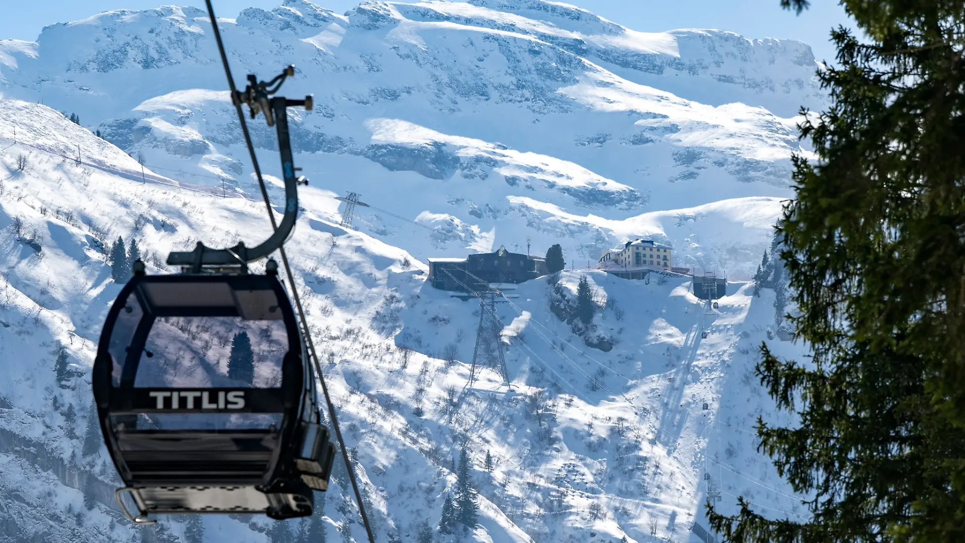Im Skigebiet schien die Sonne, aber es gab Windwarnungen.
