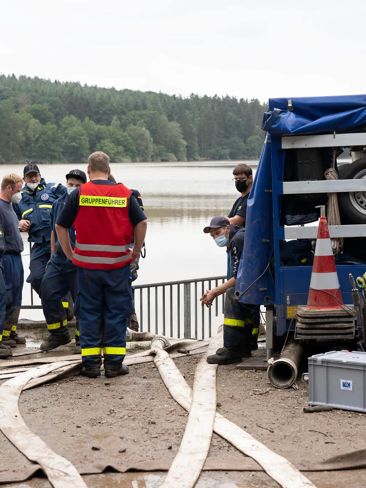  Hochwasser in NRW, Steinbachtalsperre im Kreis Euskirchen, der Damm drohte zu brechen, THW und Feuerwehr im Einssatz, pumpen den Stausee ab um den Druck auf die Staumauer zu mindern, NRW, Deutschland, Hochwasser Eifel *** Flood in NRW, Steinbach dam in the district of Euskirchen, the dam threatened to burst, THW and fire brigade in action, pumping out the reservoir to relieve the pressure on the dam wall, NRW, Germany, Eifel floods