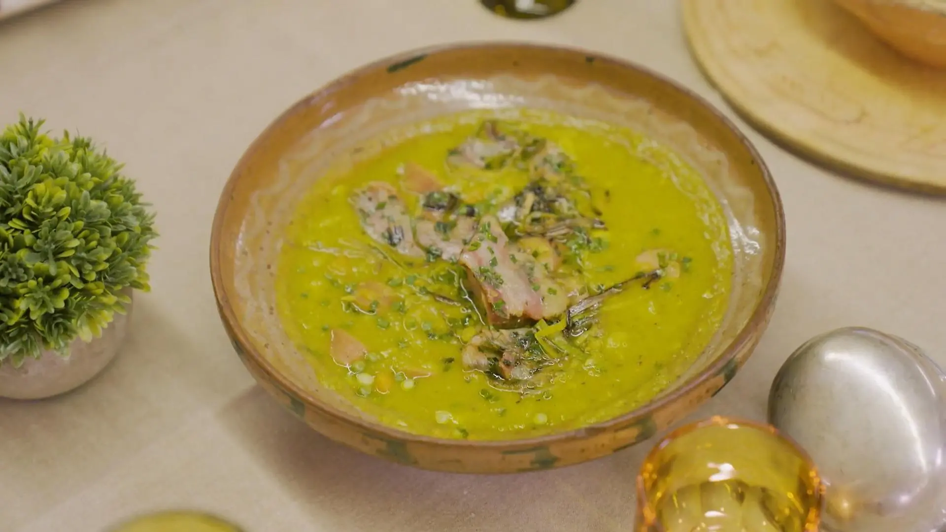 Bild zu: "Heute ist Tag der Erbsensuppe! Mit Johann Lafers Rezept wird’s extralecker"