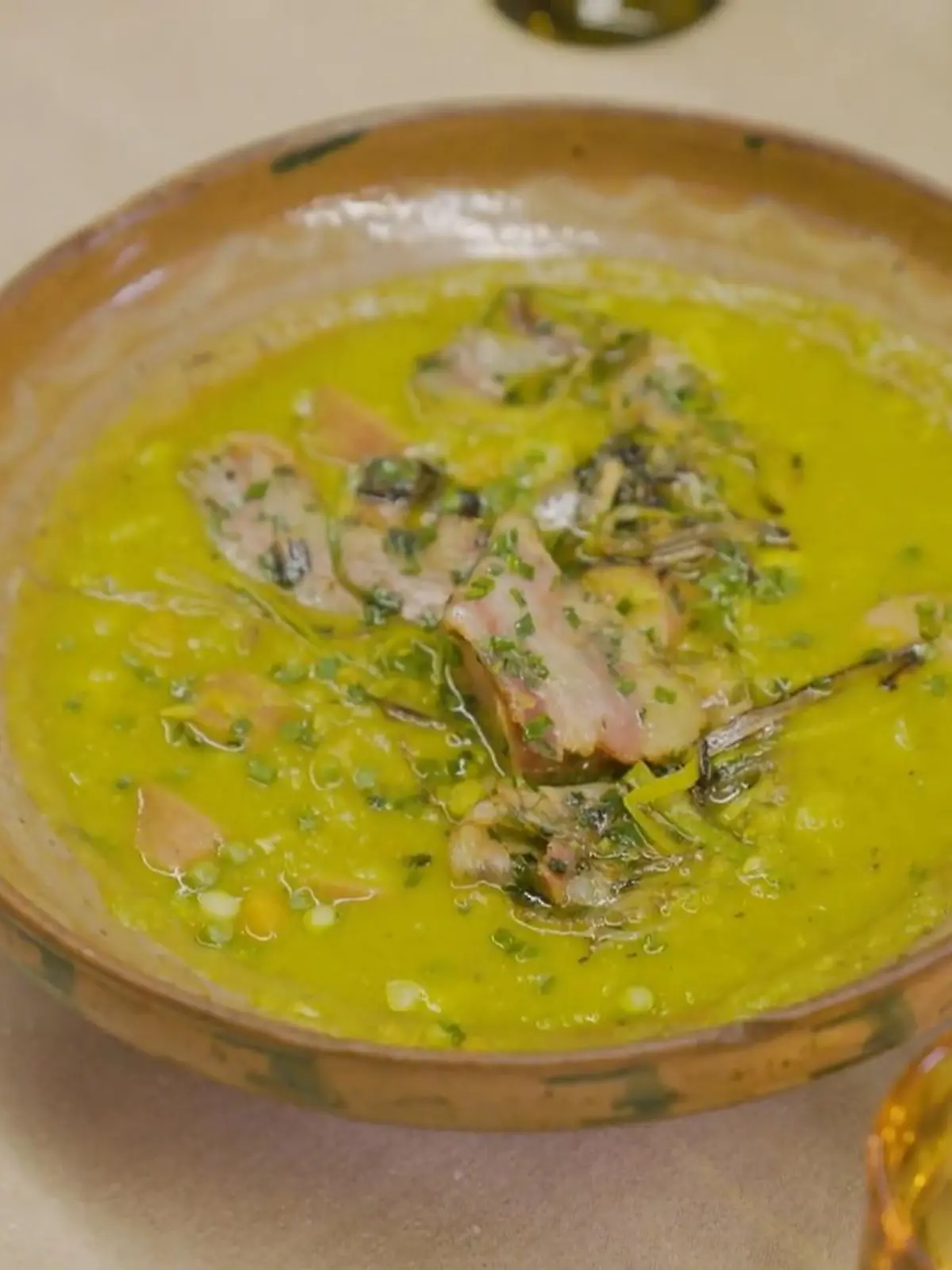 Bild zu: "Johann Lafers ehrliche Erbsensuppe – Wohlgefühl zum Löffeln "