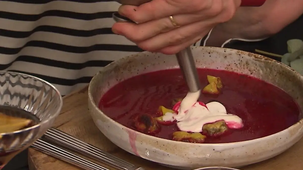 Robert lässt den Meerrettich-Schaum live am Tisch auf die Rote-Bete-Suppe rieseln