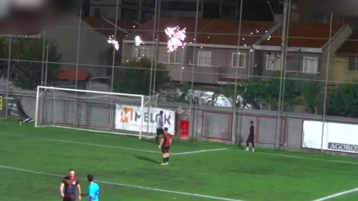 Fehlschuss wird zur Funken-Show! Spieler trifft Stromleitung und zündet Feuerwerk Kracher im Kreisliga-Kick