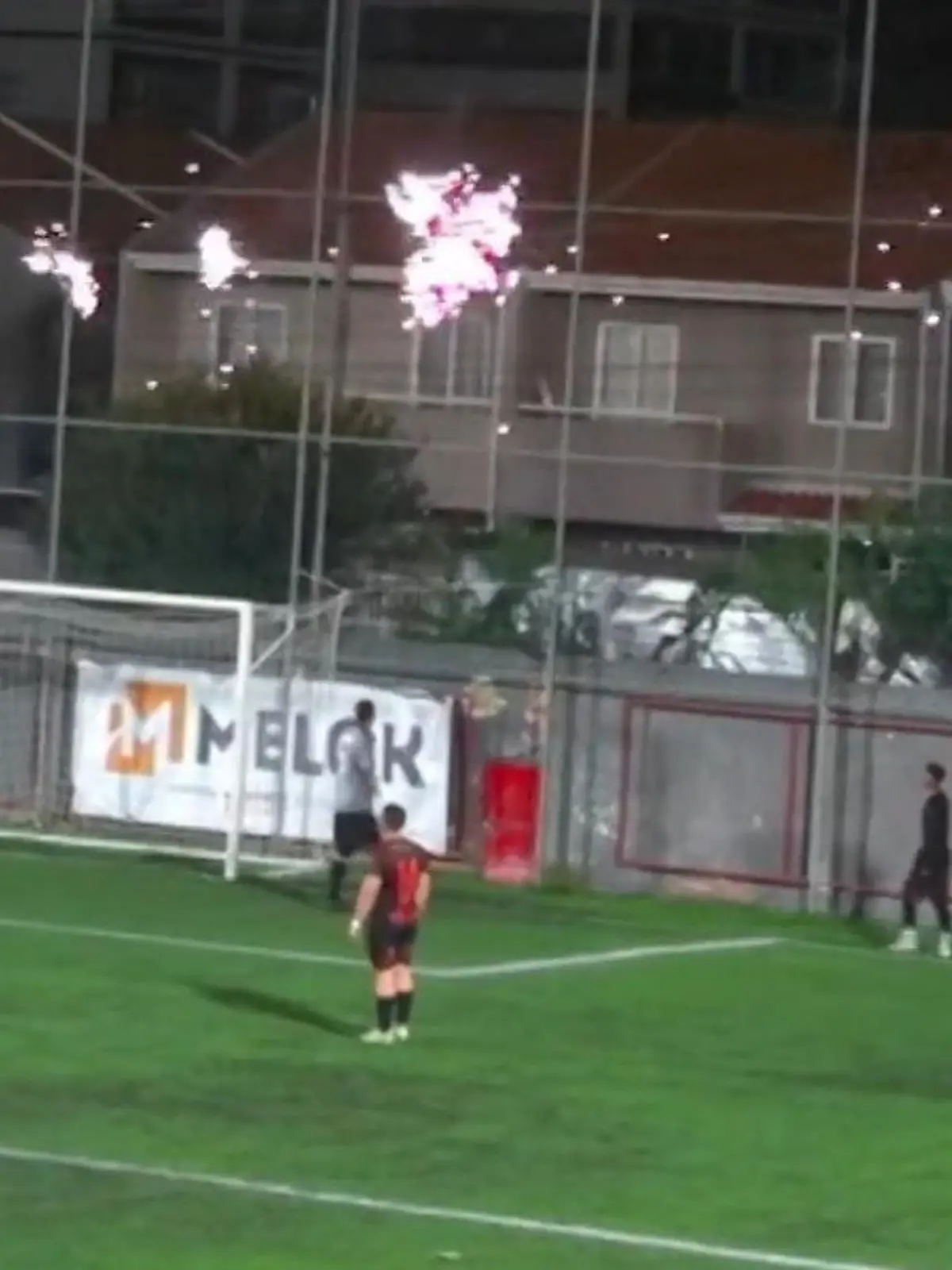 Bild zu: "Fehlschuss wird zur Funken-Show! Spieler trifft Stromleitung und zündet Feuerwerk"