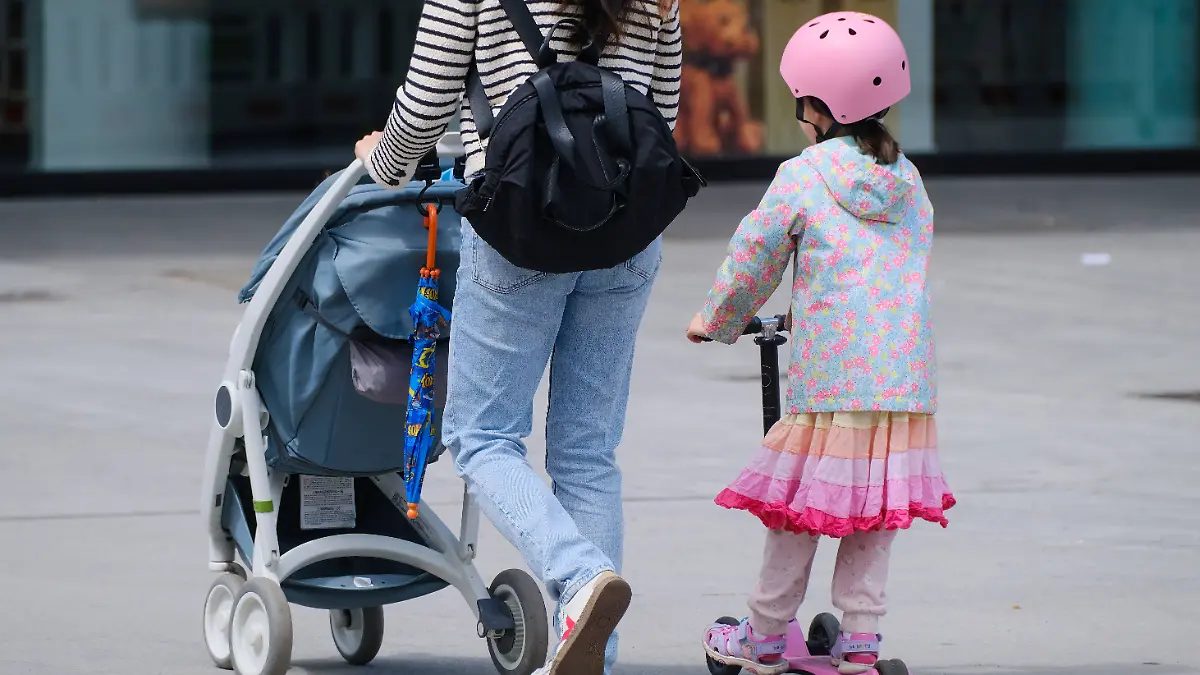 Düsseldorf 07.06.2025 Familie Kleinkind Mutterrolle Mutter Vater Vaterrolle Alterspyramide Rentenloch Nachwuchs Generationenkonflikt Kindergeld Rentensystem Altersrente Kinderwagen Bürgergeld Elterngeld Ehegattensplitting Kindergrundsicherung Gleichberechtigung Rollenklischees Grundsicherung Kickboard Kinderroller Schutzhelm Sturzhelm Kinderunfallversicherung Invaliditätsversicherung Düsseldorf Nordrhein-Westfalen Deutschland *** Düsseldorf 07 06 2025 family toddler mother role mother father father role age pyramid pension gap offspring generation conflict child allowance pension system old-age pension baby carriage citizen allowance parental allowance spousal splitting child basic security equal rights role stereotypes basic security