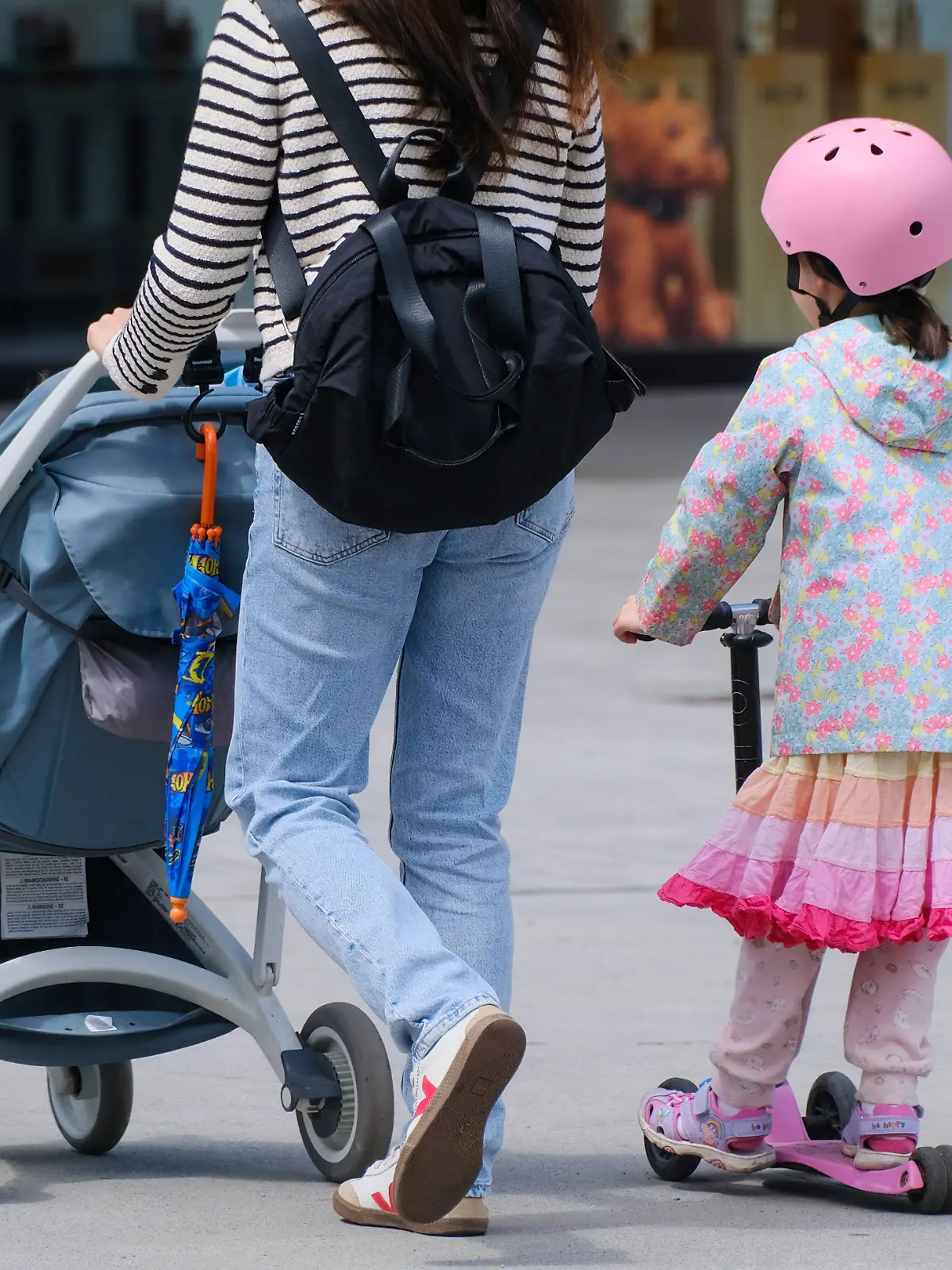 Düsseldorf 07.06.2025 Familie Kleinkind Mutterrolle Mutter Vater Vaterrolle Alterspyramide Rentenloch Nachwuchs Generationenkonflikt Kindergeld Rentensystem Altersrente Kinderwagen Bürgergeld Elterngeld Ehegattensplitting Kindergrundsicherung Gleichberechtigung Rollenklischees Grundsicherung Kickboard Kinderroller Schutzhelm Sturzhelm Kinderunfallversicherung Invaliditätsversicherung Düsseldorf Nordrhein-Westfalen Deutschland *** Düsseldorf 07 06 2025 family toddler mother role mother father father role age pyramid pension gap offspring generation conflict child allowance pension system old-age pension baby carriage citizen allowance parental allowance spousal splitting child basic security equal rights role stereotypes basic security