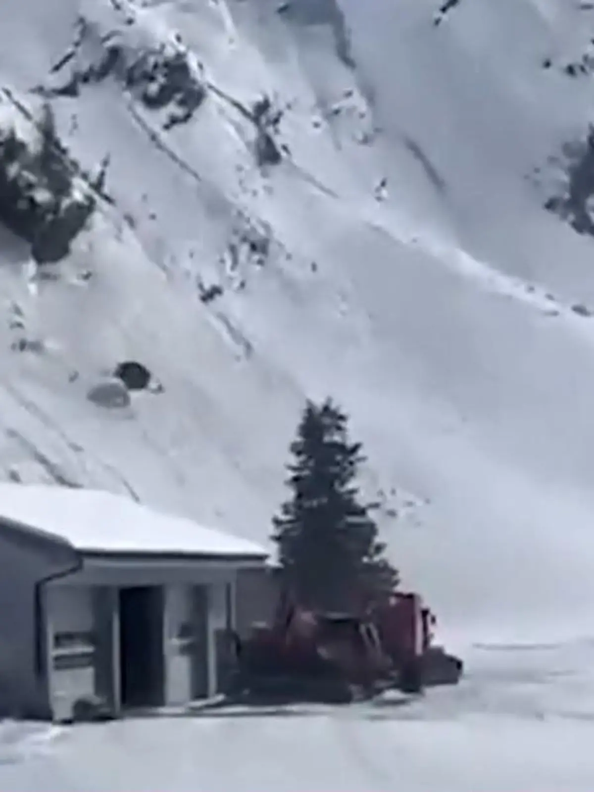 Bild zu: "Drama in Schweizer Skigebiet! Gondel stürzt während der Fahrt ab"