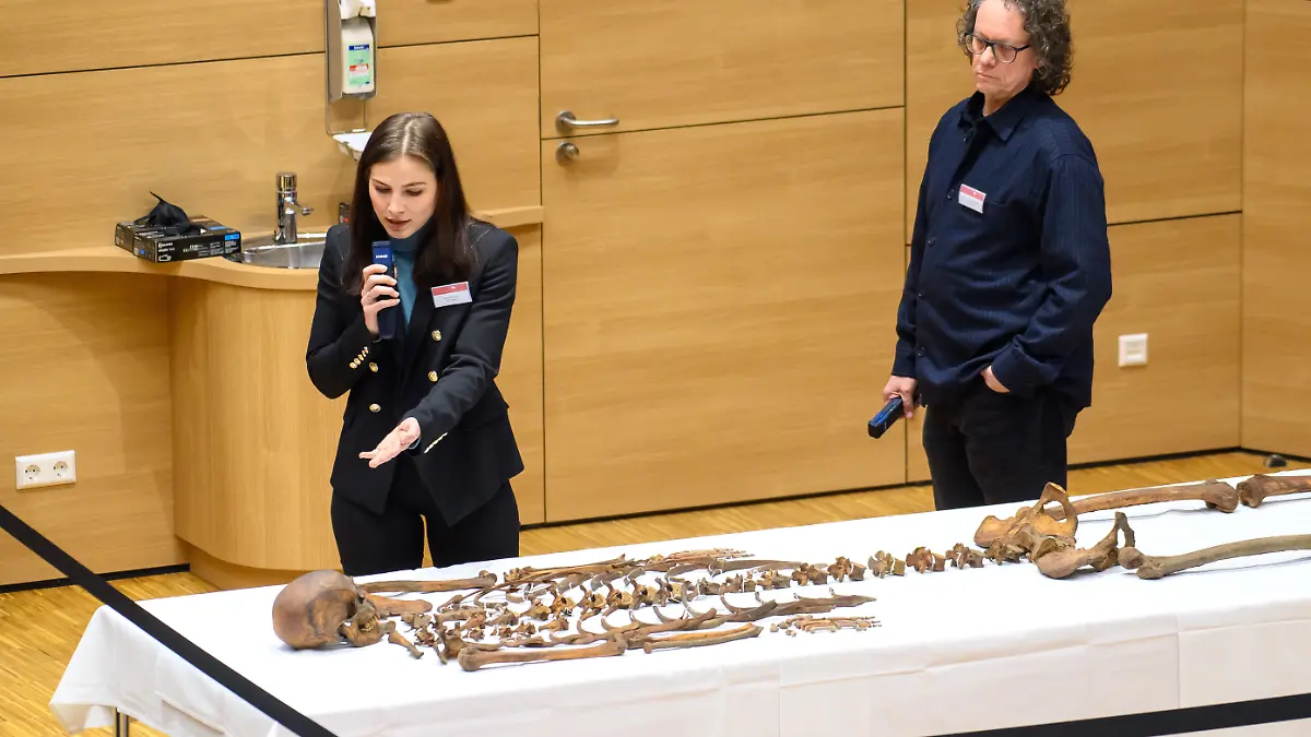 Die Anthropologen Annika Simm (l) und Jörg Orschiedt stehen im Hörsaal auf dem Campus der Universitätsmedizin Magdeburg am Tisch mit den Gebeinen Otto des Großen und führen während einer Pressekonferenz in die Einzelheiten des Skellets ein. Derzeit führt das Landesamt für Denkmalpflege und Archäologie und die Kulturstiftung Sachsen-Anhalt ein Projekt zur Dokumentation und Sanierung des Grabmals Ottos des Großen im Magdeburger Dom durch. In den vergangenen Monaten standen dabei insbesondere die sterblichen Überreste, die in dem Grabmonument aufgefunden wurden, im Mittelpunkt der Untersuchungen. +++ dpa-Bildfunk +++
