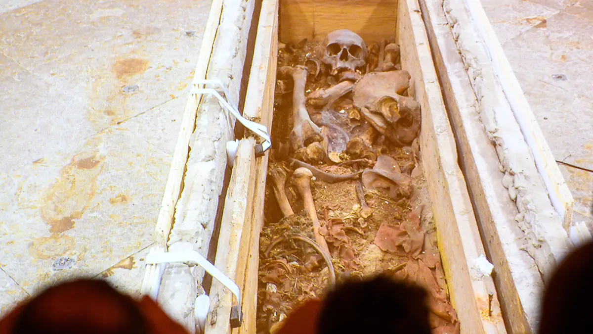 Das Landesamt für Denkmalpflege und Archäologie Sachsen-Anhalt zeigt in der Sakristei des Magdeburger Doms Medienvertretern ein Live-Video welches das Innere der Holzkiste des Grabes von Otto dem Großen zeigt. Seit Januar führen das Landesamt für Denkmalpflege und Archäologie und die Kulturstiftung Sachsen-Anhalt Untersuchungen zur Bewahrung des Denkmals durch. In der Pressekonferenz wurden bisherige Ergebnisse der Untersuchungen nach dem Öffnen des Holzsarges vorgestellt. Das Grab Ottos des Großen befindet sich im Hohen Chor vom Magdeburger Dom.