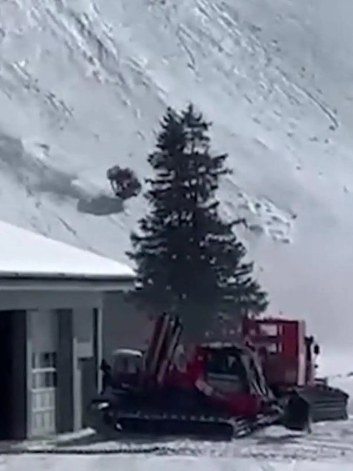 Bild zu: "Drama in Schweizer Skigebiet! Gondel stürzt während der Fahrt ab"