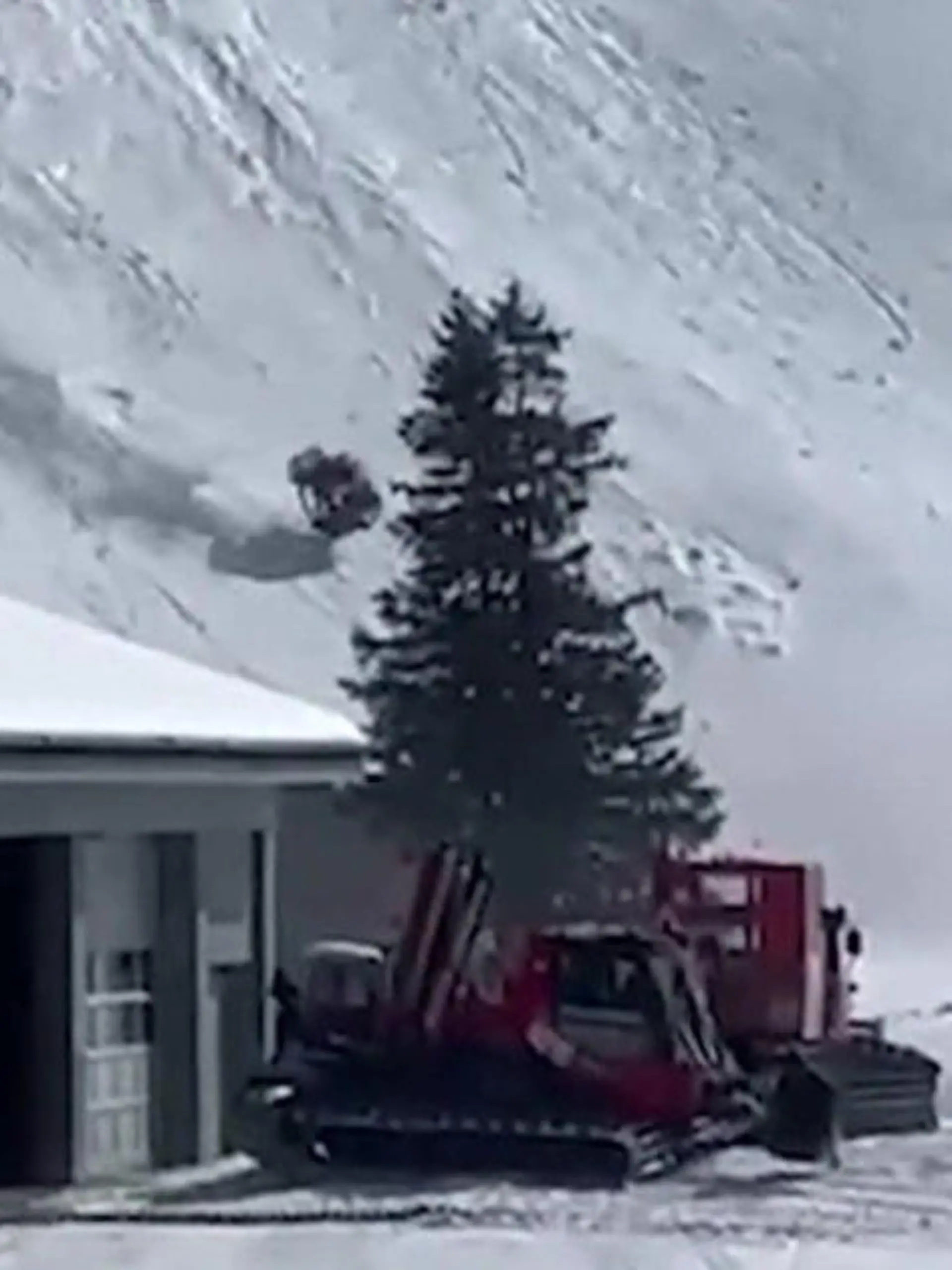 Bild zu: "Drama in Schweizer Skigebiet! Gondel stürzt während der Fahrt ab"