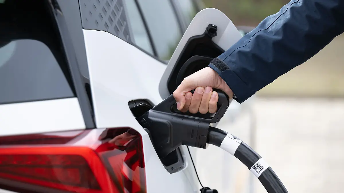 "Ich will nicht ewig auf der Autobahn bleiben": Wer beim Laden unterwegs Zeit sparen will, kann ein paar Tipps befolgen.