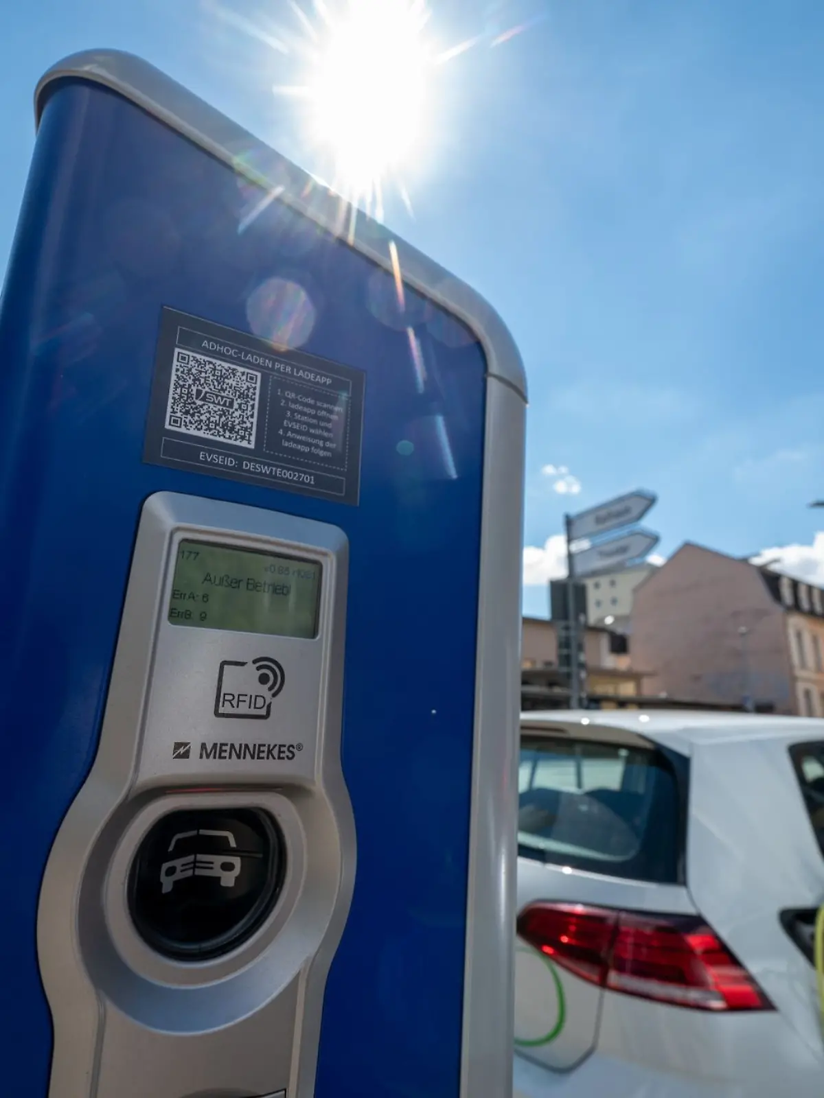 Umgewöhnung: Für Neulinge kann das Laden eines E-Autos zunächst die ein oder andere Frage aufwerfen.