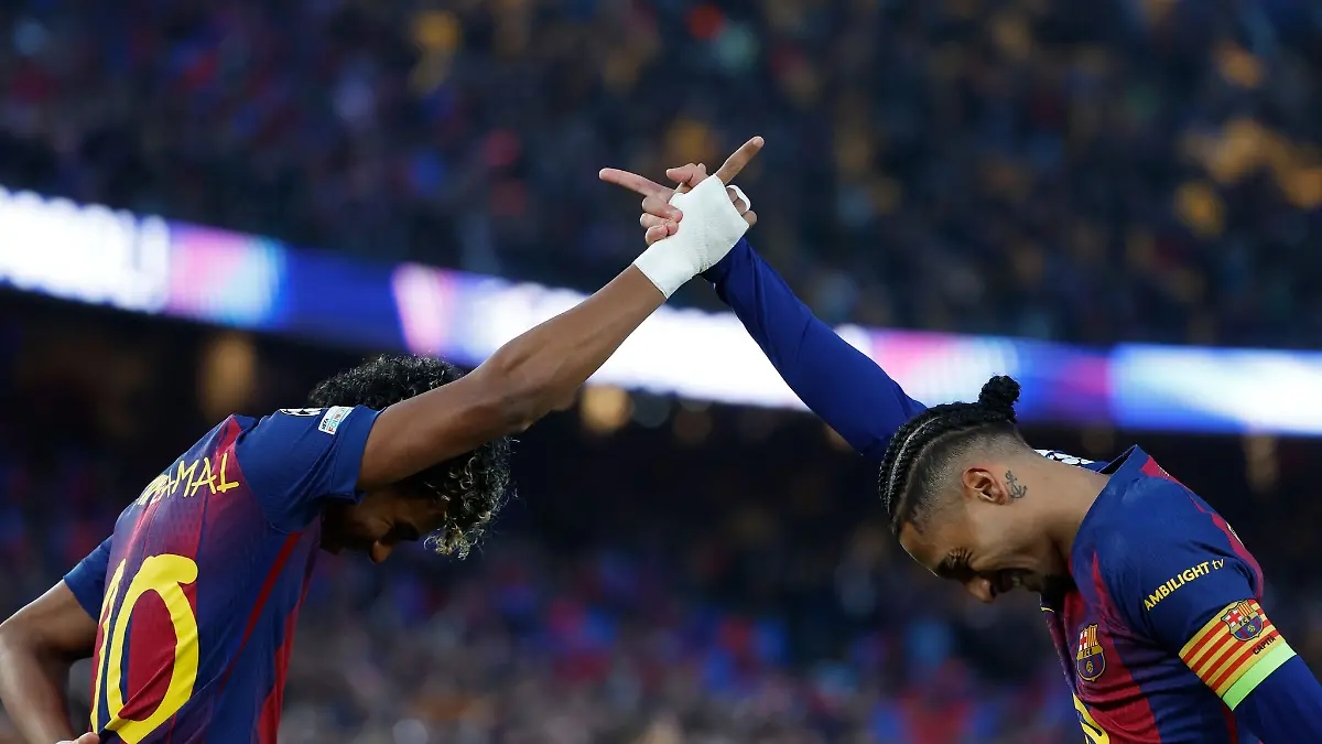 Barcelonas Raphinha (re.) überragte gegen Newcastle mit zwei Treffern und drei Torvorlagen.