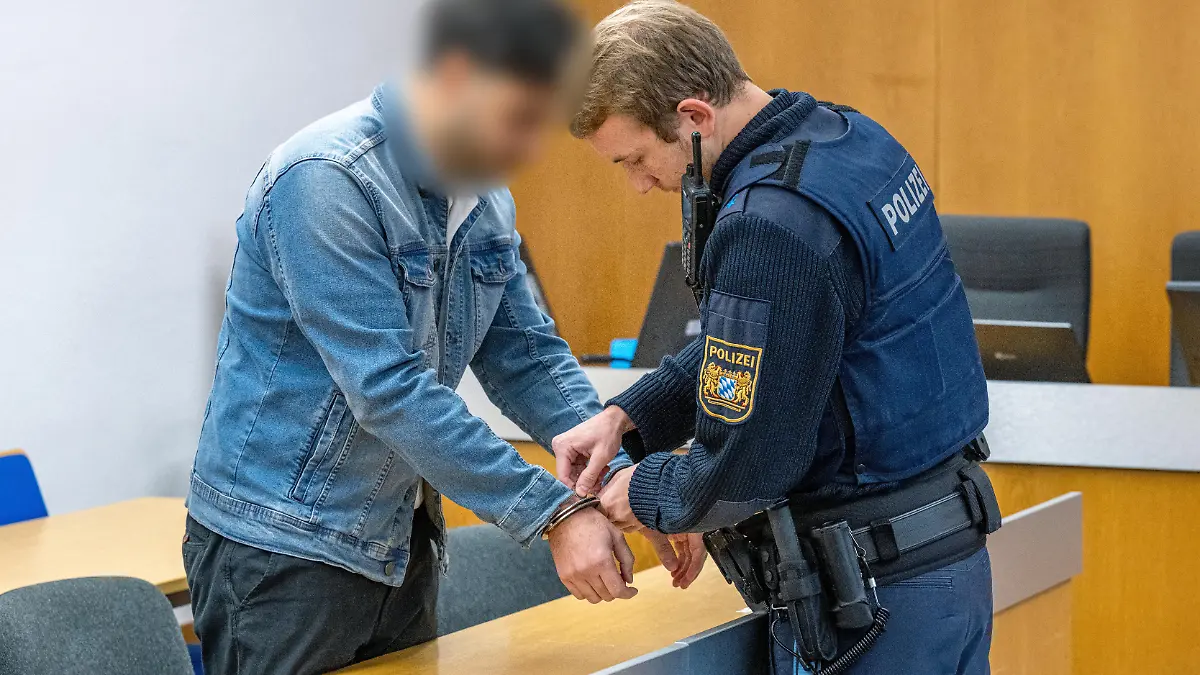 Dem Angeklagten werden im Verhandlungssaal des Landgerichts die Handschellen abgenommen. Der 28-jährige soll im Dezember 2024 versucht haben, seine dreijährige Tochter in der gemeinsamen Wohnung zu vergiften.
