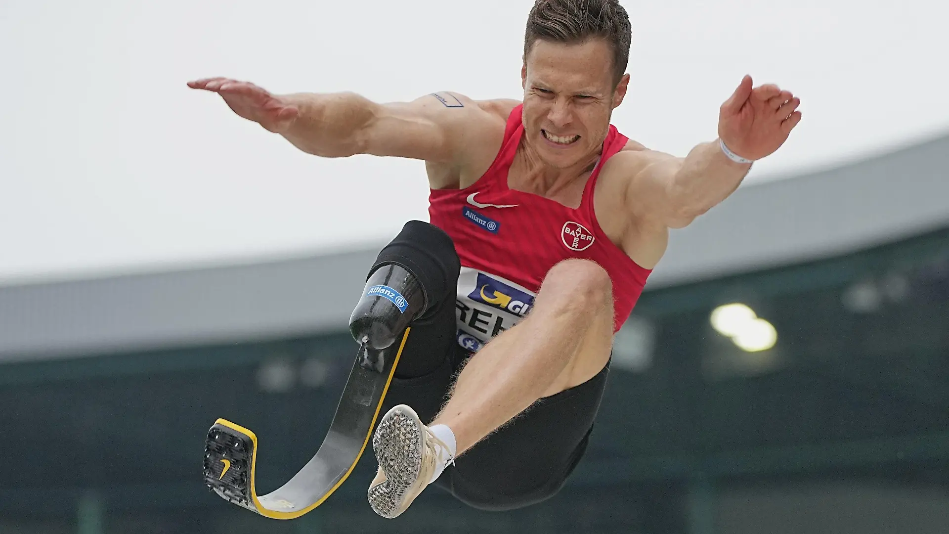 ARCHIV - 06.06.2021, Niedersachsen, Braunschweig: Leichtathletik: Deutsche Meisterschaft, Weitsprung, Männer: Markus Rehm nimmt außerhalb der Wertung am Wettkampf teil. (zu dpa «Anfrage beim IOC: Prothesenspringer Markus Rehm hofft auf Tokio») Foto: Michael Kappeler/dpa +++ dpa-Bildfunk +++