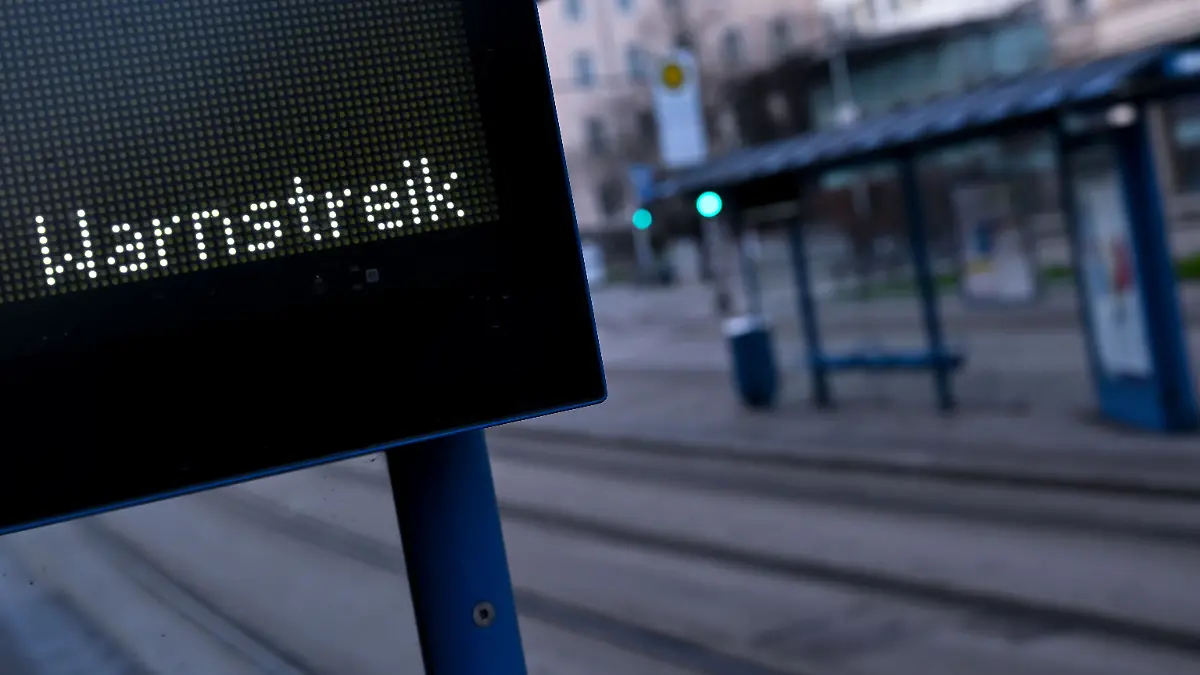 In vielen deutschen Städten stehen heute Busse und Bahnen still.