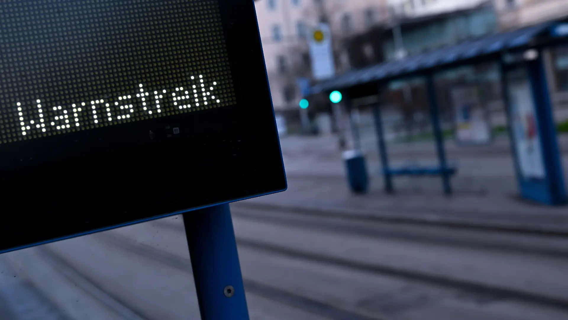 In vielen deutschen Städten stehen heute Busse und Bahnen still.