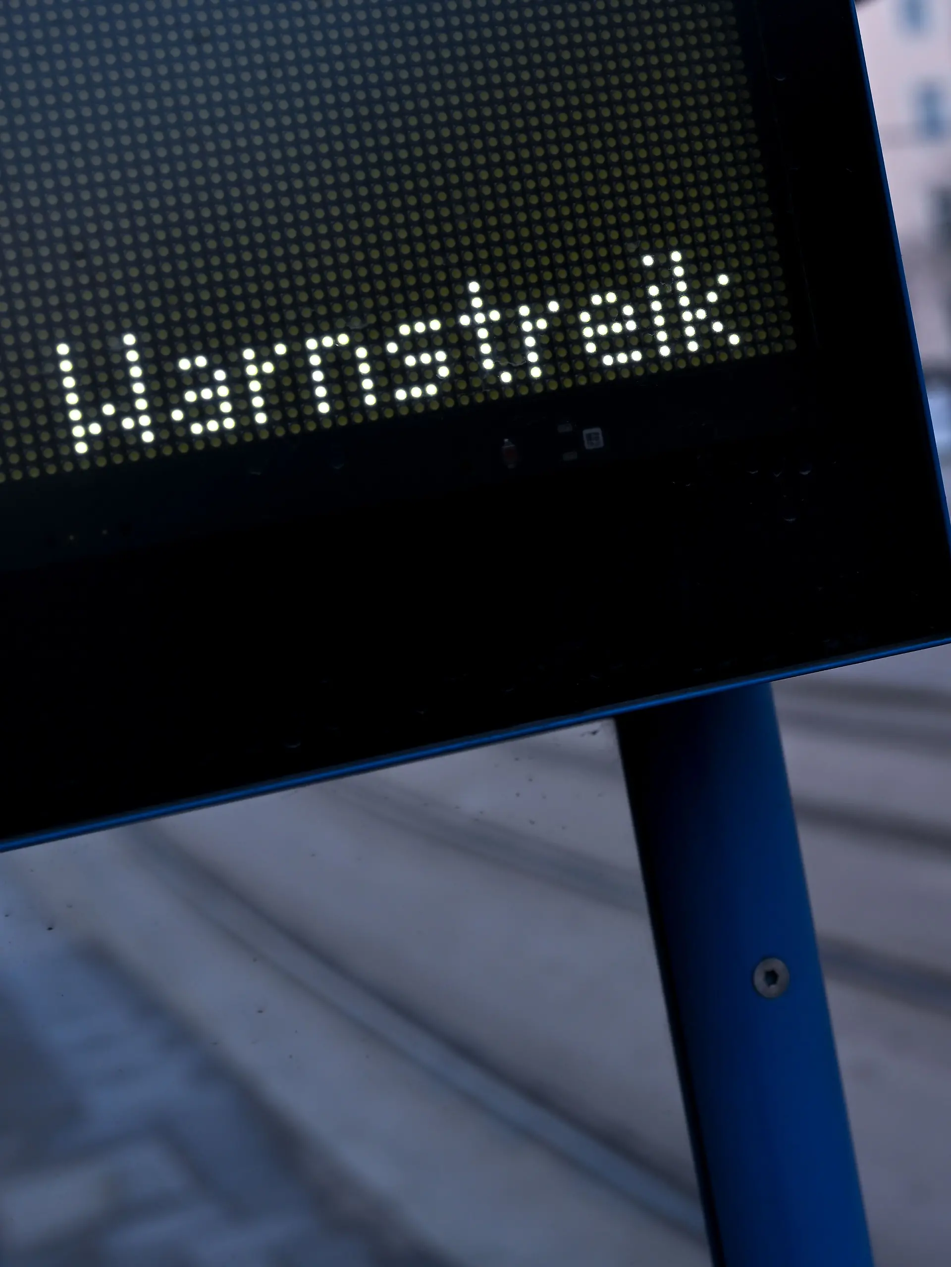 In vielen deutschen Städten stehen heute Busse und Bahnen still.