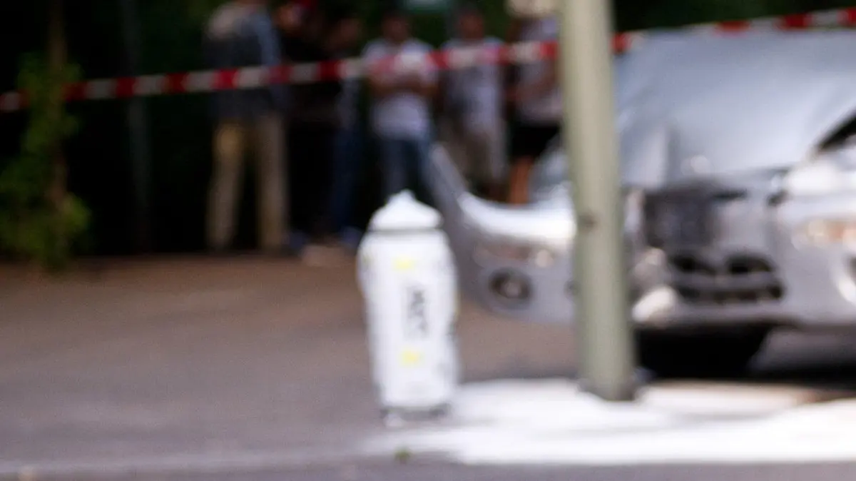 ARCHIV - Die Polizei untersucht am 27.06.2014 in Berlin einen Verkehrsunfall zwischen einem Auto- und einem Fahrradfahrer. (zu "Dekra-Report: Kampf auf Berliner Straßen wird schlimmer" vom 28.06.2017) Foto: Daniel Naupold/dpa +++(c) dpa - Bildfunk+++