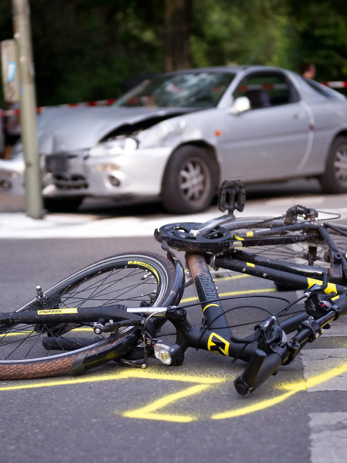ARCHIV - Die Polizei untersucht am 27.06.2014 in Berlin einen Verkehrsunfall zwischen einem Auto- und einem Fahrradfahrer. (zu "Dekra-Report: Kampf auf Berliner Straßen wird schlimmer" vom 28.06.2017) Foto: Daniel Naupold/dpa +++(c) dpa - Bildfunk+++