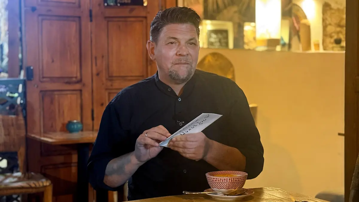 Kitchen Impossible: Tim Mälzer öffnet einen Briefumschlag in der ersten Folge von Staffel 11