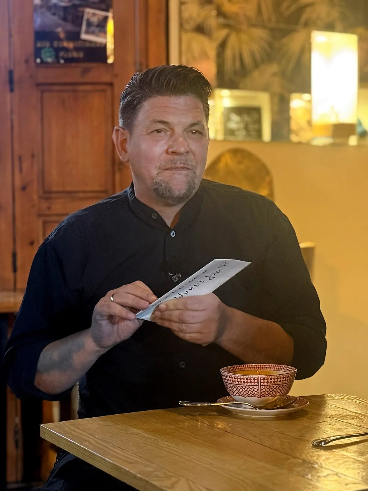 Kitchen Impossible: Tim Mälzer öffnet einen Briefumschlag in der ersten Folge von Staffel 11