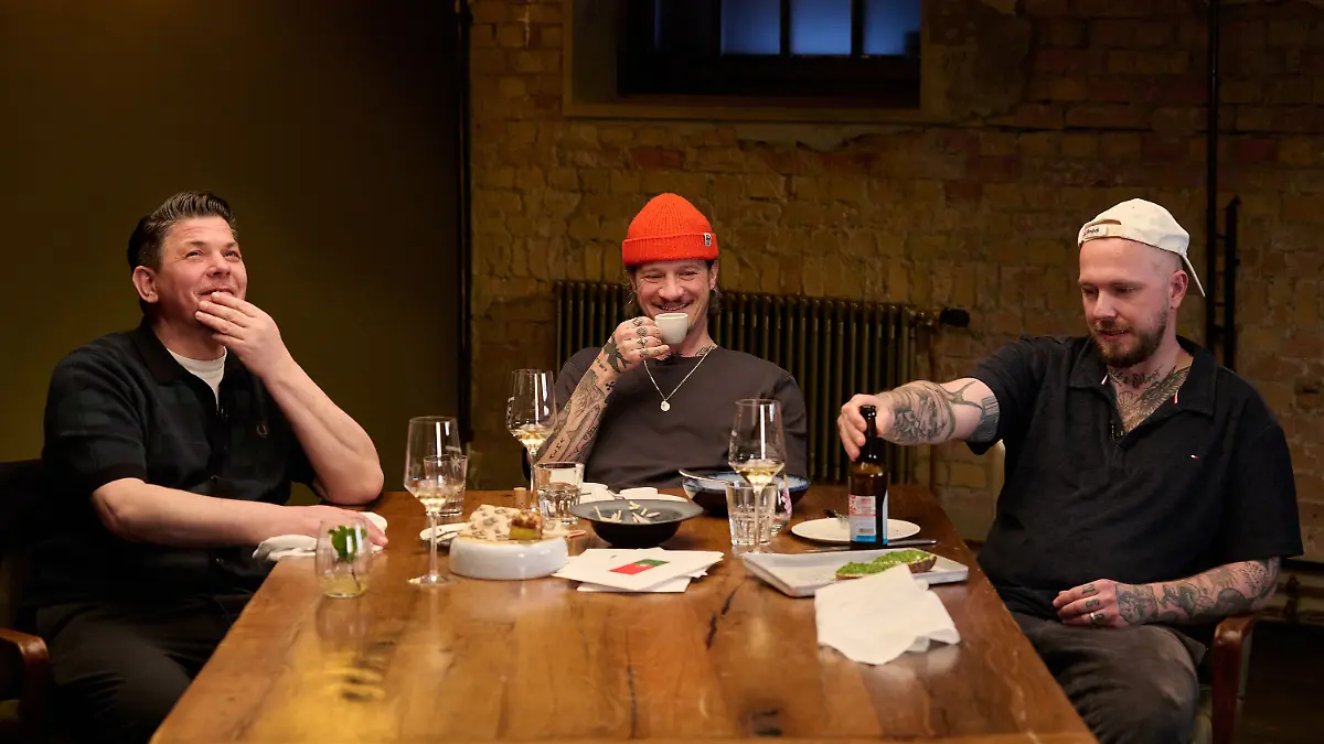 Kitchen Impossible: Tim Mälzer sitzt mit seinen beiden Koch-Gegnern „Salt & Silver” (Johannes Riffelmacher und Thomas Kosikowski) am Tisch
