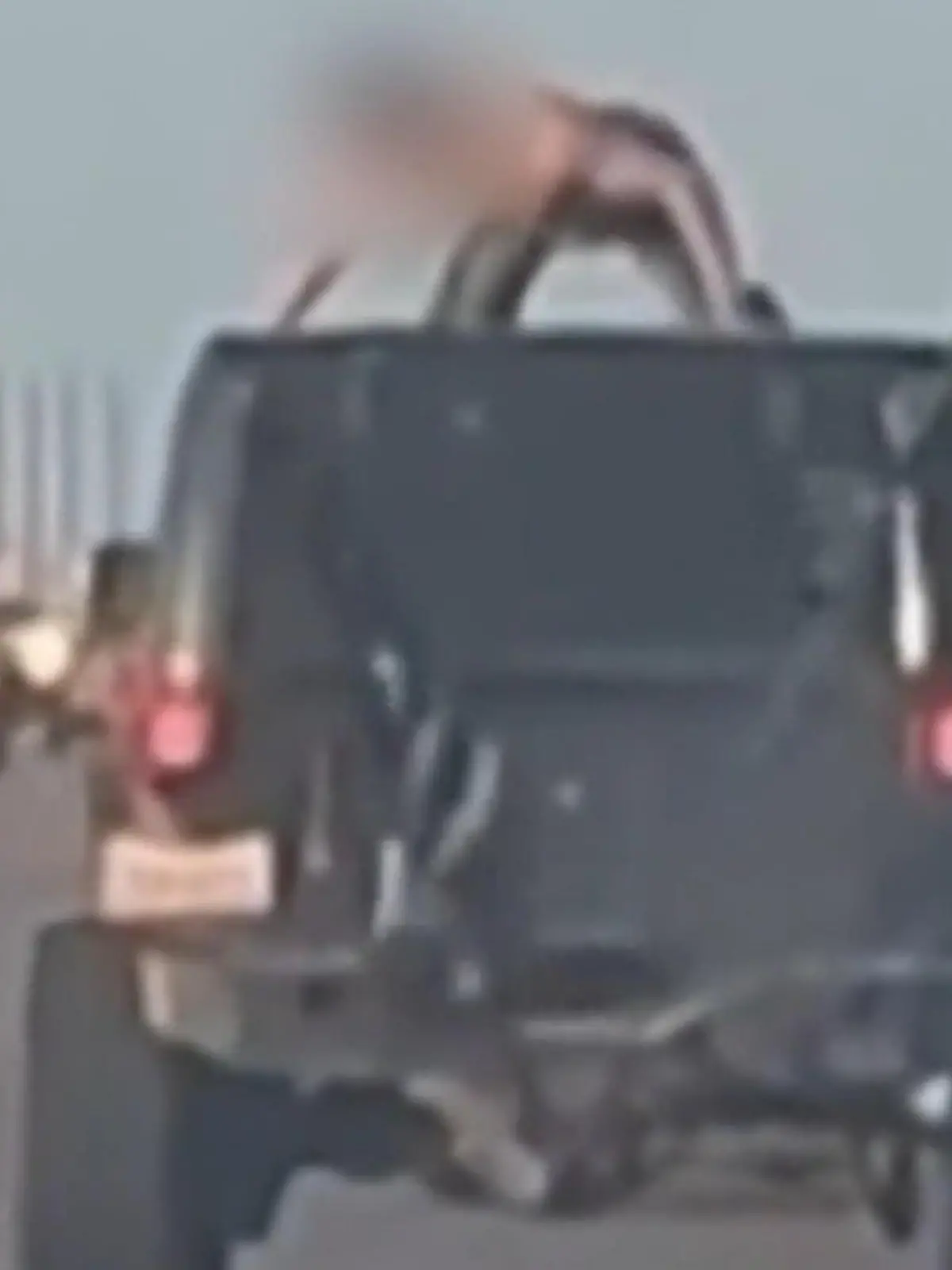 Bild zu: "Mann (22) tanzt auf fahrendem Auto – dann kommt es zum Horror-Unfall! "