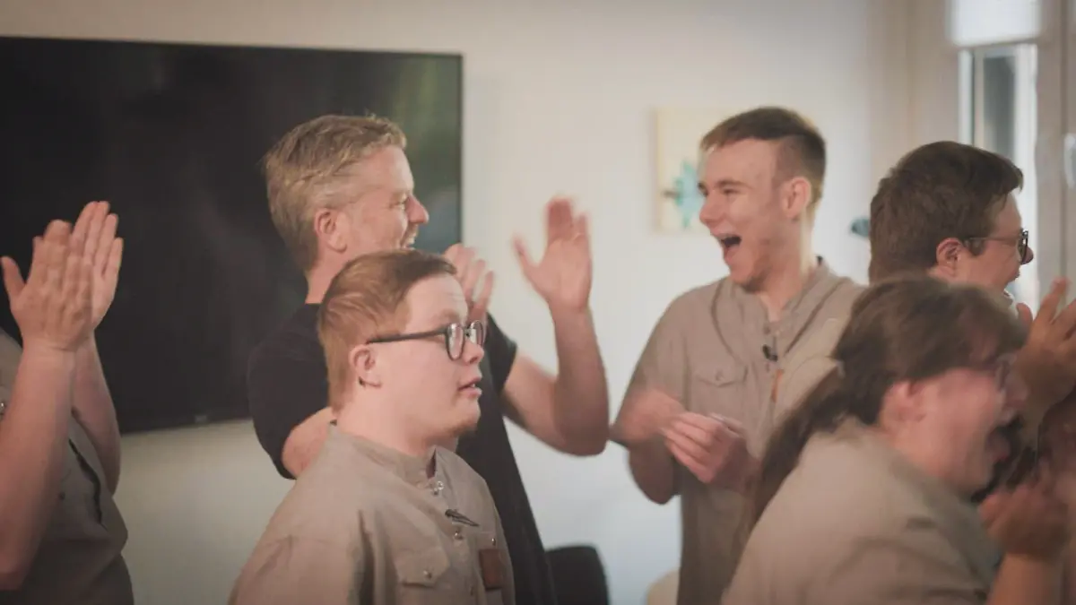 V.o.l.: André Dietz, Jordan, Louis, Florian und Sarah freuen sich und klatschen