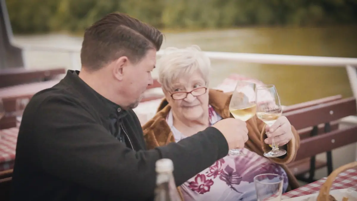 Tim Mälzer und Ute Westhoff stoßen an