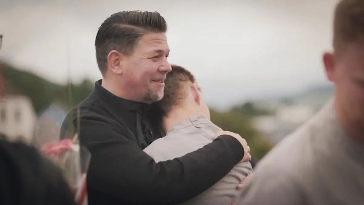 Tim Mälzer umarmt Pfleger