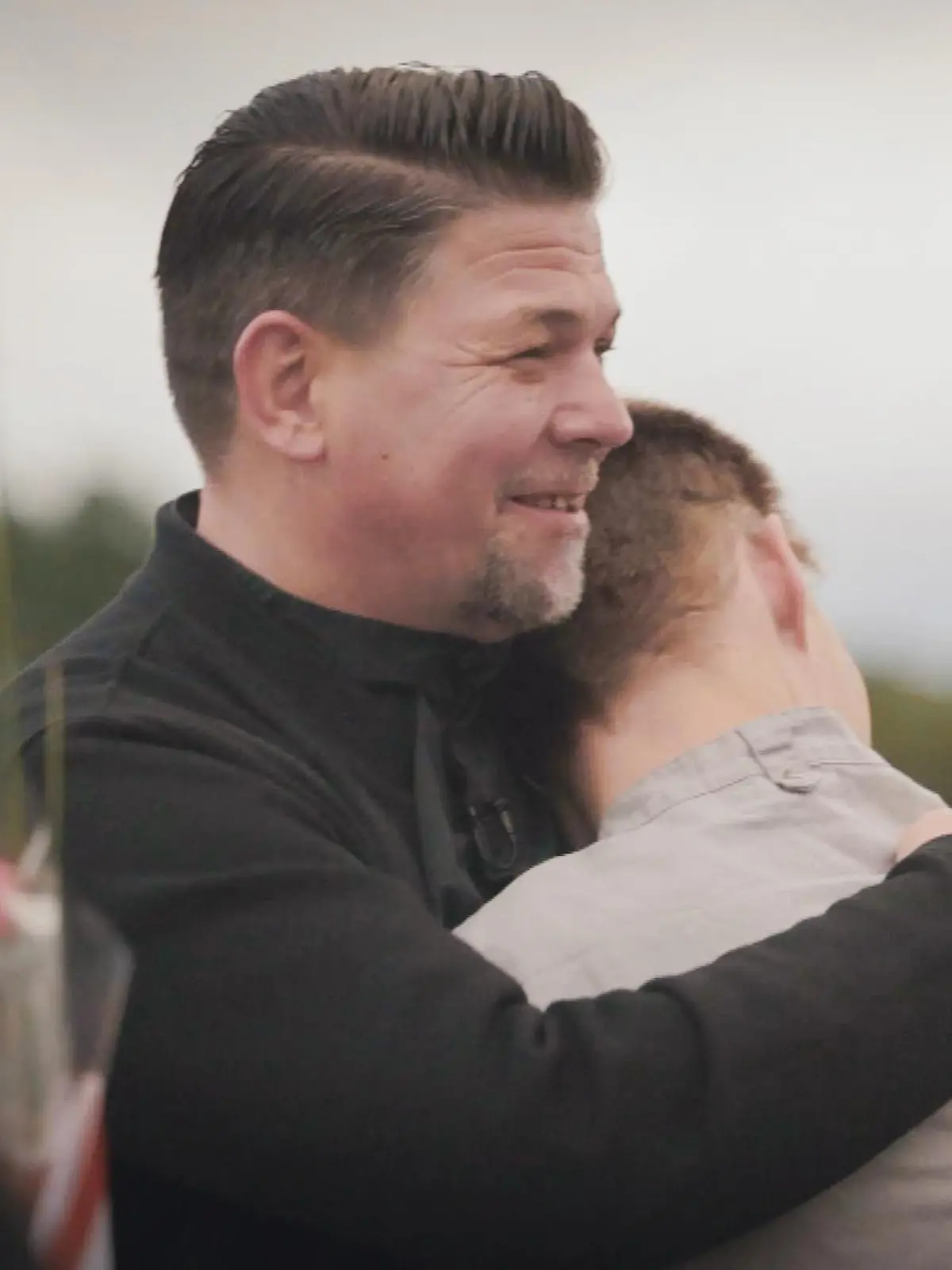 Tim Mälzer umarmt Pfleger