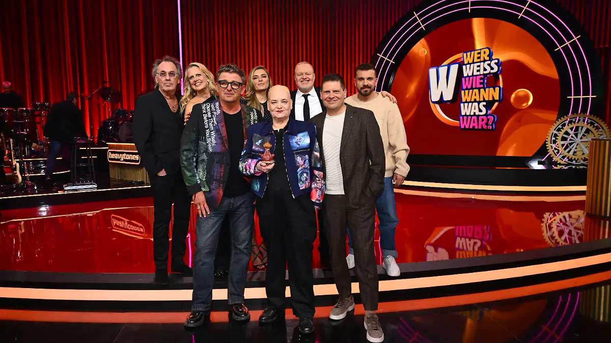 V.l.: Hugo Egon Balder, Barbara Schöneberger, Hans Sigl, Sophia Thomalla, Hella von Sinnen, Stefan Raab, Jan Ullrich, Edin Hasanovic