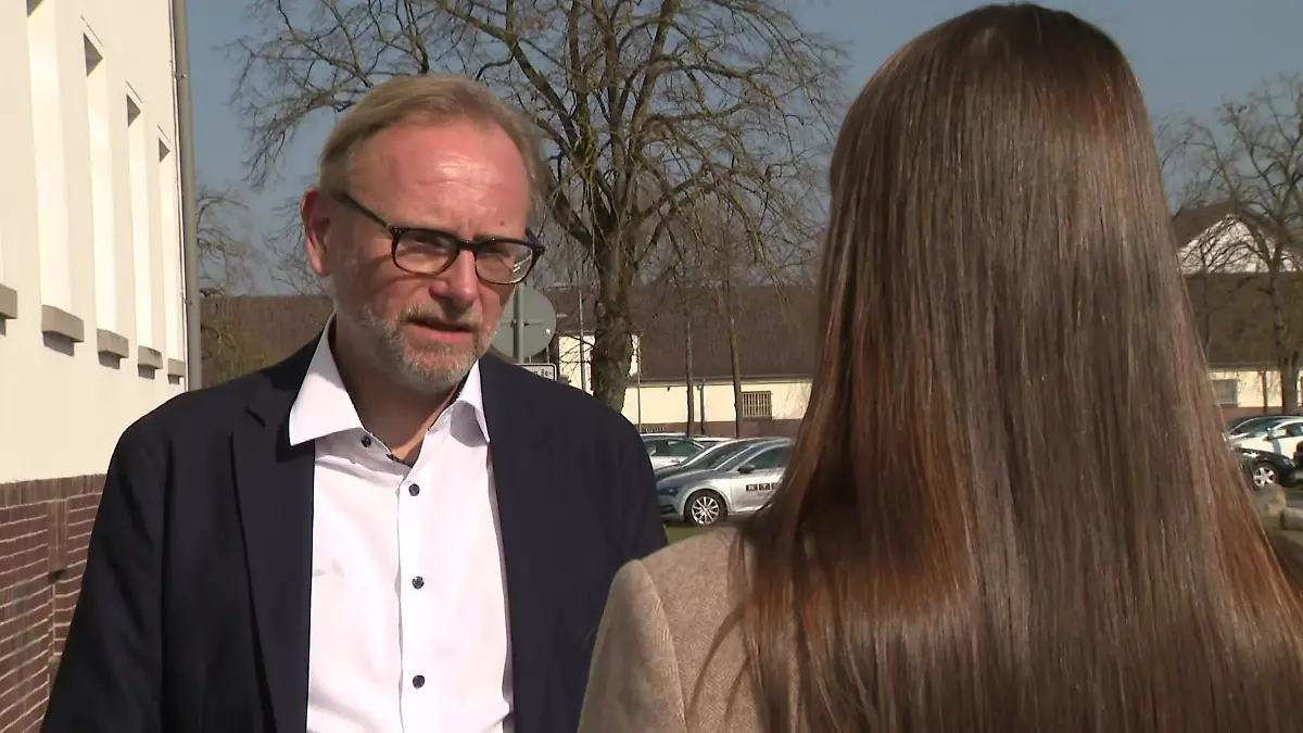 Staatsanwalt Lars Janßen betont im RTL-Interview, dass der Beschuldigte weiterhin auf freiem Fuß ist.