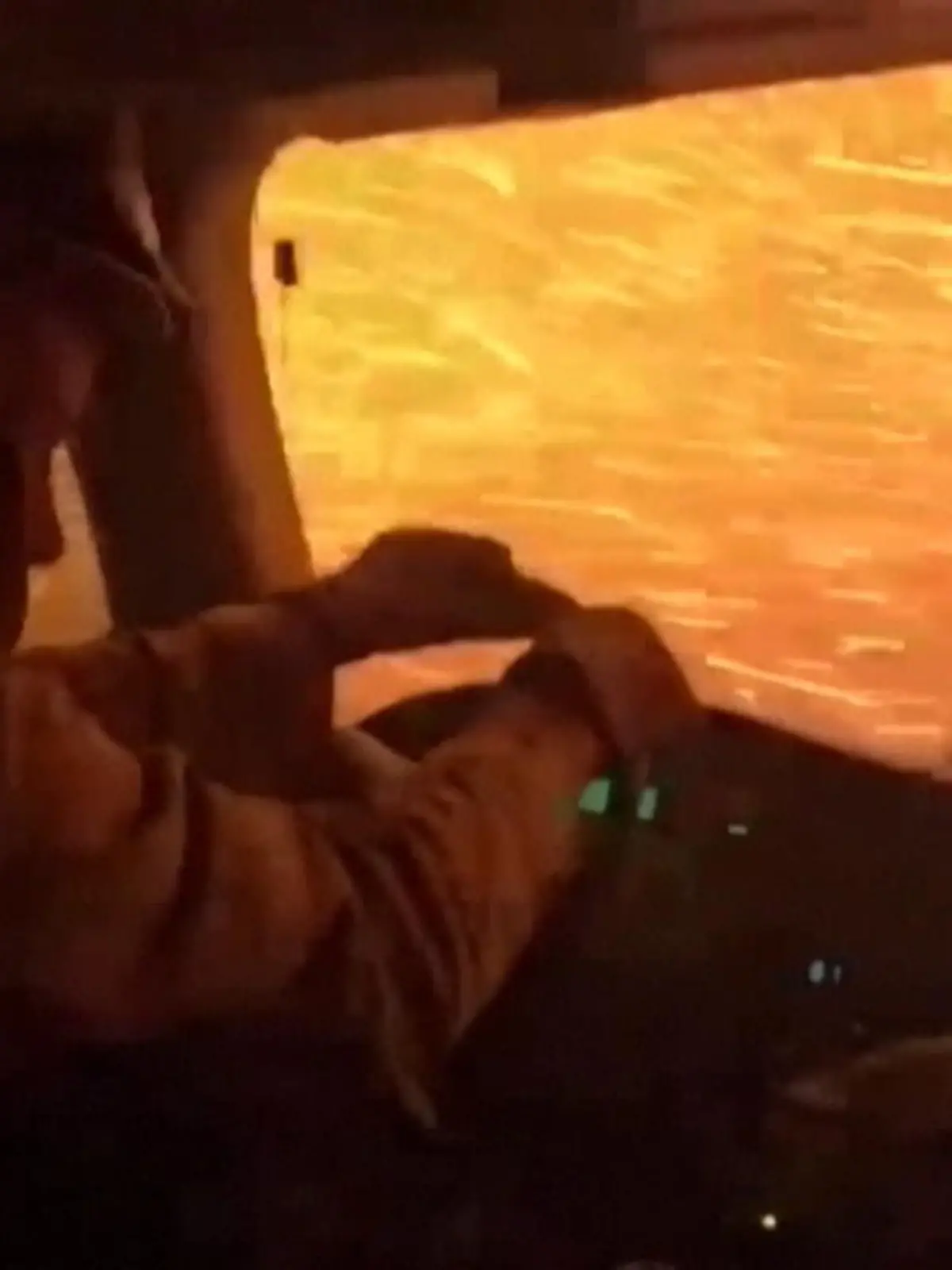 Bild zu: "Feuerwehr-Crew fast von Feuer eingeschlossen"