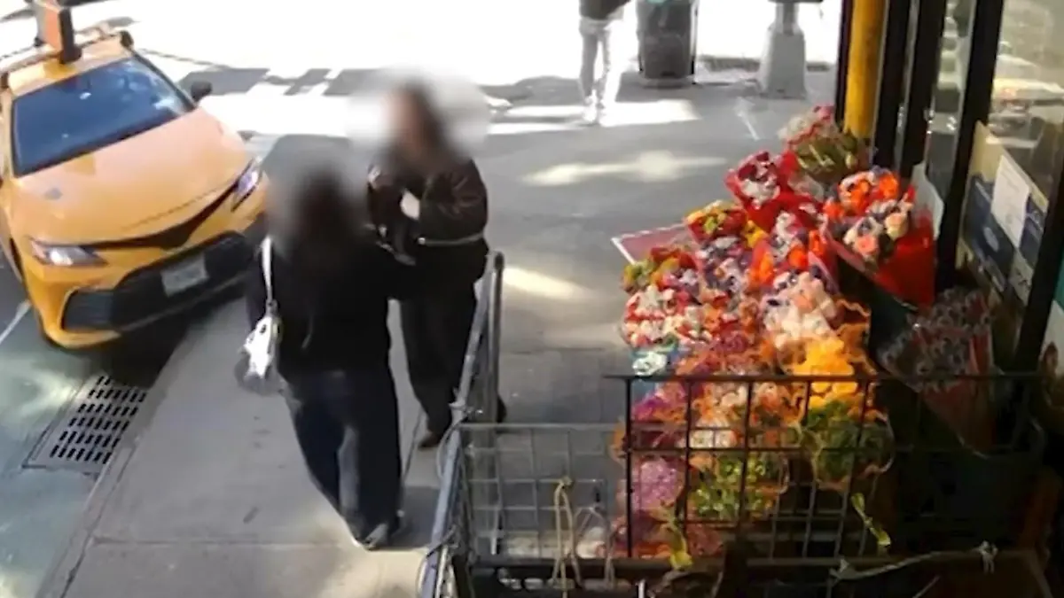 New Yorker Taxifahrer verliert die Kontrolle – und rast ungebremst in zwei Frauen! Passantinnen überleben Horror-Crash