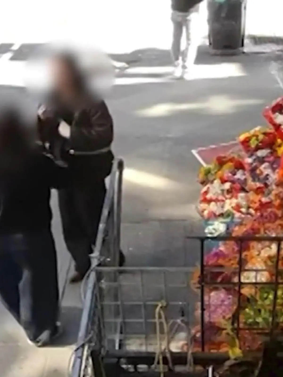 Bild zu: "New Yorker Taxifahrer verliert die Kontrolle – und rast ungebremst in zwei Frauen!"