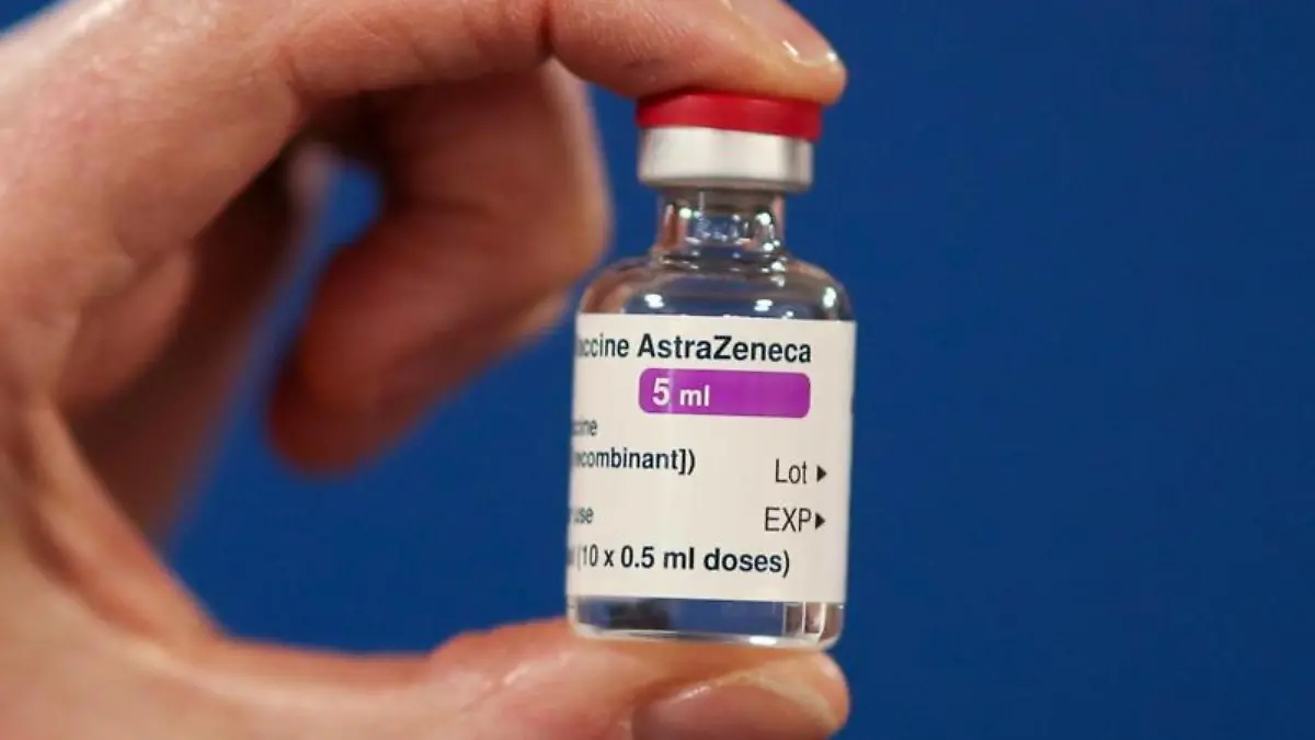 Eine Ampulle des Corona-Impfstoffs des Pharmakonzerns Astrazeneca