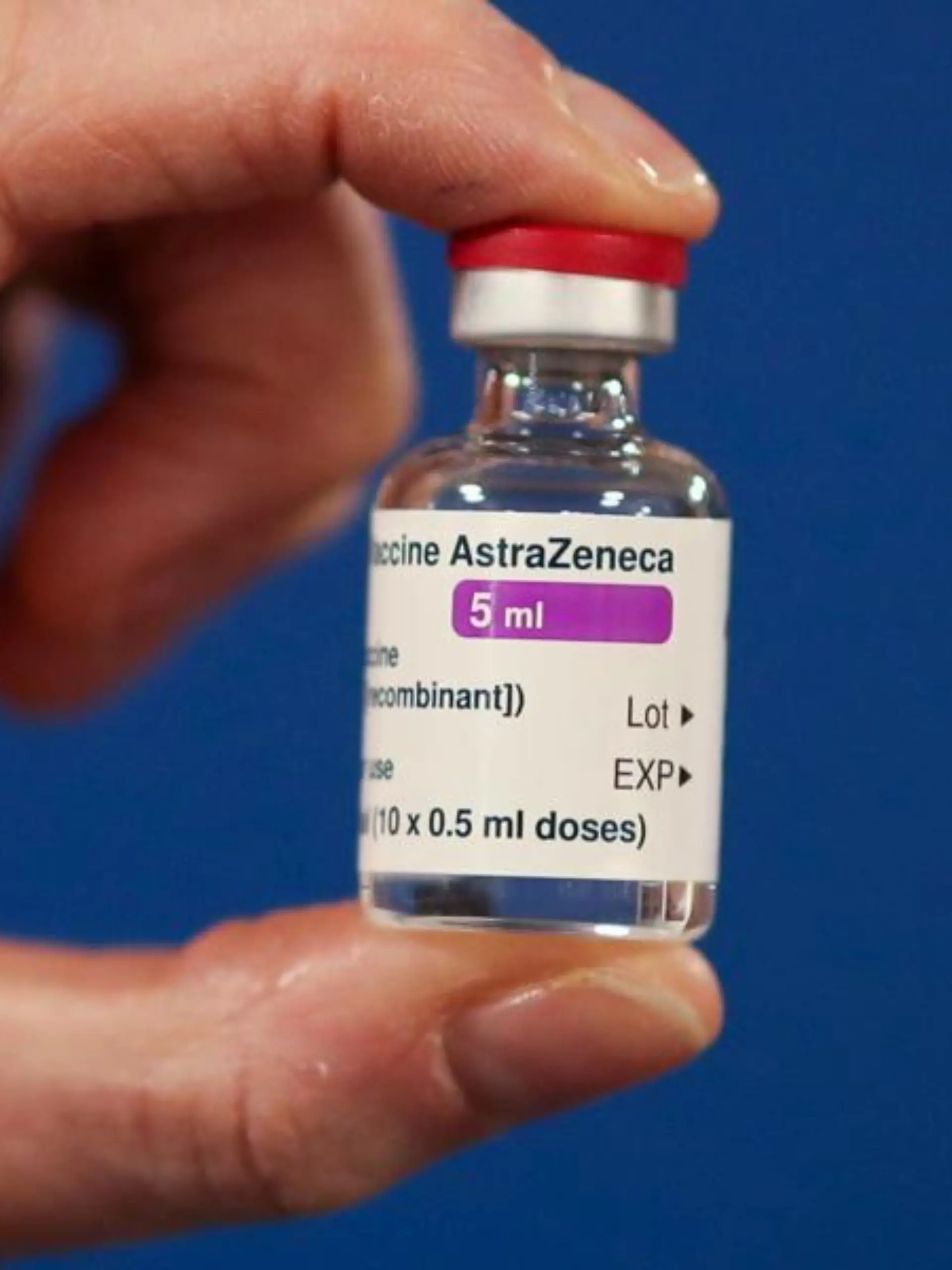 Eine Ampulle des Corona-Impfstoffs des Pharmakonzerns Astrazeneca