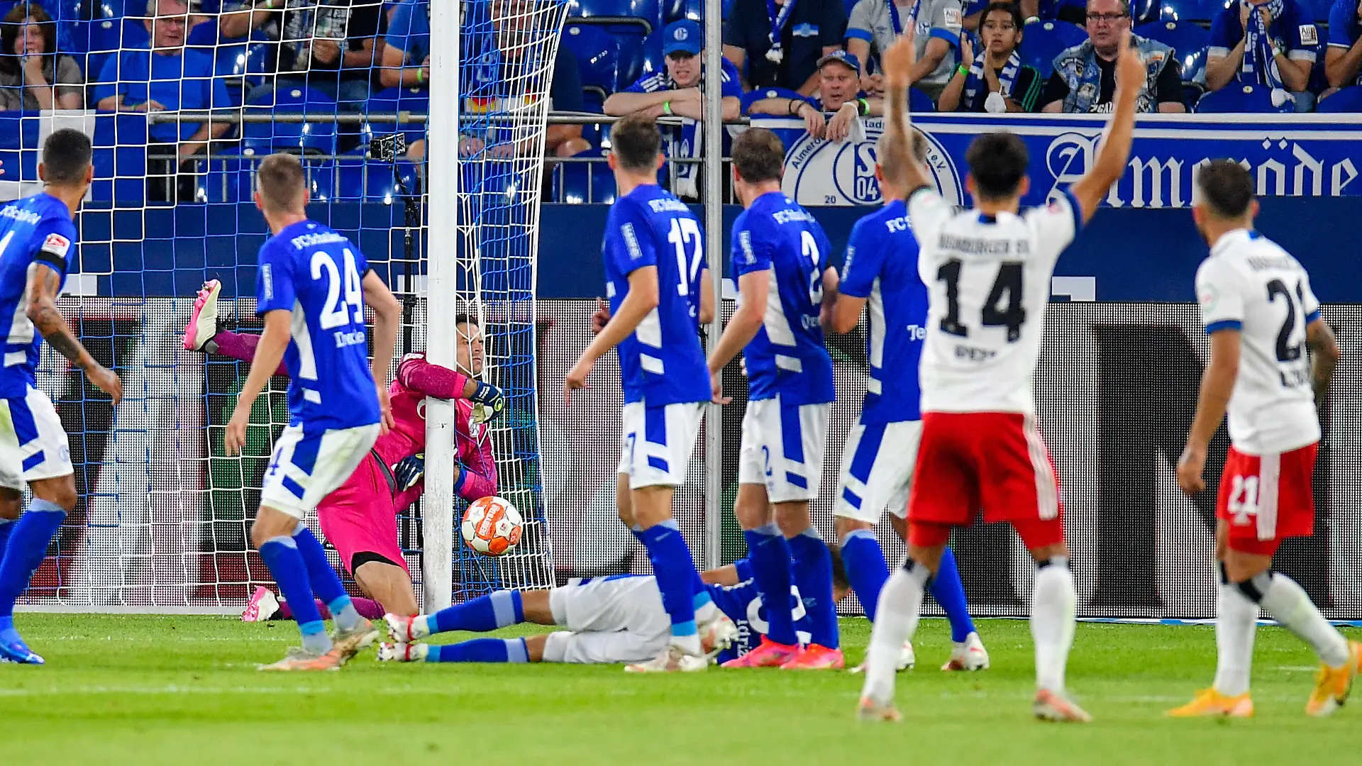Fußball: Eröffnungsspiel der 2. Bundesliga, Saison 2021/2022, 1. Spieltag, FC Schalke 04 - Hamburger SV in der Veltins Arena in Gelsenkirchen Nordrhein-Westfalen. Tor zum 1:1, Michael Langer Schalke 04 Robert GLATZEL Hamburger SV *** Football opening match of the 2 Bundesliga, season 2021 2022, 1 matchday, FC Schalke 04 Hamburger SV at the Veltins Arena in Gelsenkirchen North Rhine Westphalia goal to 1 1, Michael Langer Schalke 04 Robert GLATZEL Hamburger SV. Copyright: xChristopherxNeundorfx 