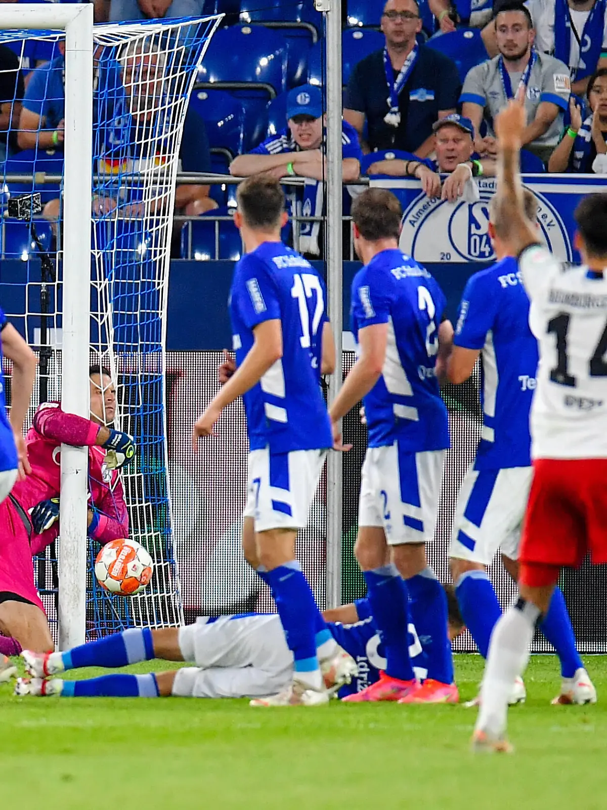 Fußball: Eröffnungsspiel der 2. Bundesliga, Saison 2021/2022, 1. Spieltag, FC Schalke 04 - Hamburger SV in der Veltins Arena in Gelsenkirchen Nordrhein-Westfalen. Tor zum 1:1, Michael Langer Schalke 04 Robert GLATZEL Hamburger SV *** Football opening match of the 2 Bundesliga, season 2021 2022, 1 matchday, FC Schalke 04 Hamburger SV at the Veltins Arena in Gelsenkirchen North Rhine Westphalia goal to 1 1, Michael Langer Schalke 04 Robert GLATZEL Hamburger SV. Copyright: xChristopherxNeundorfx 