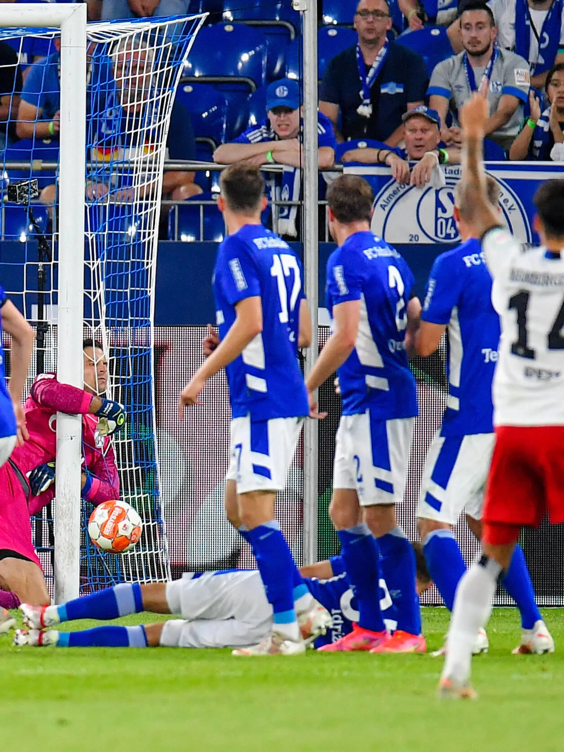 Fußball: Eröffnungsspiel der 2. Bundesliga, Saison 2021/2022, 1. Spieltag, FC Schalke 04 - Hamburger SV in der Veltins Arena in Gelsenkirchen Nordrhein-Westfalen. Tor zum 1:1, Michael Langer Schalke 04 Robert GLATZEL Hamburger SV *** Football opening match of the 2 Bundesliga, season 2021 2022, 1 matchday, FC Schalke 04 Hamburger SV at the Veltins Arena in Gelsenkirchen North Rhine Westphalia goal to 1 1, Michael Langer Schalke 04 Robert GLATZEL Hamburger SV. Copyright: xChristopherxNeundorfx 