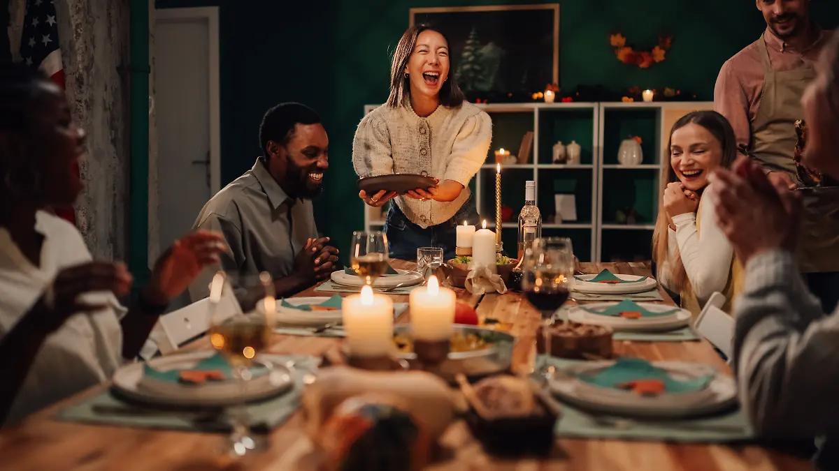 Freunde lachen bei einer Dinner-Party